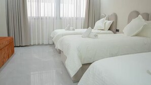 Tabla de planchar con plancha, wifi gratis y ropa de cama 