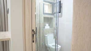 Tina de hidromasaje, secadora de cabello, bidet, toallas 