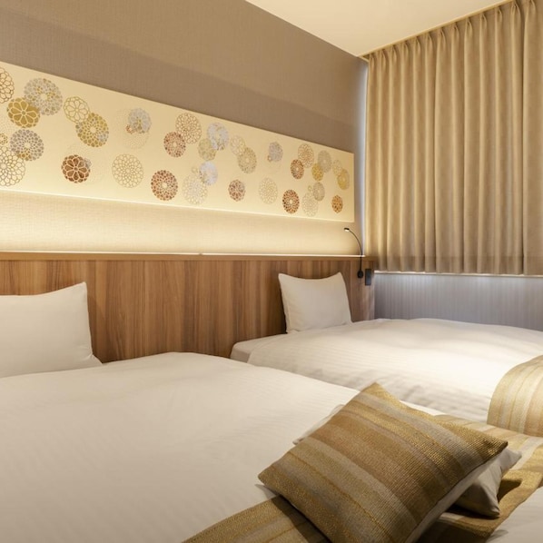 Habitació d'hotel amb dos llits, un panell frontal de fusta i un panell decoratiu a la paret.