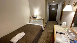 A hotel room with two beds, a bedside table with a lamp, a mirror, and a desk with a telephone and remote control. - Hokkaido Dai-ichi Hotel Sapporo (Sapporo)