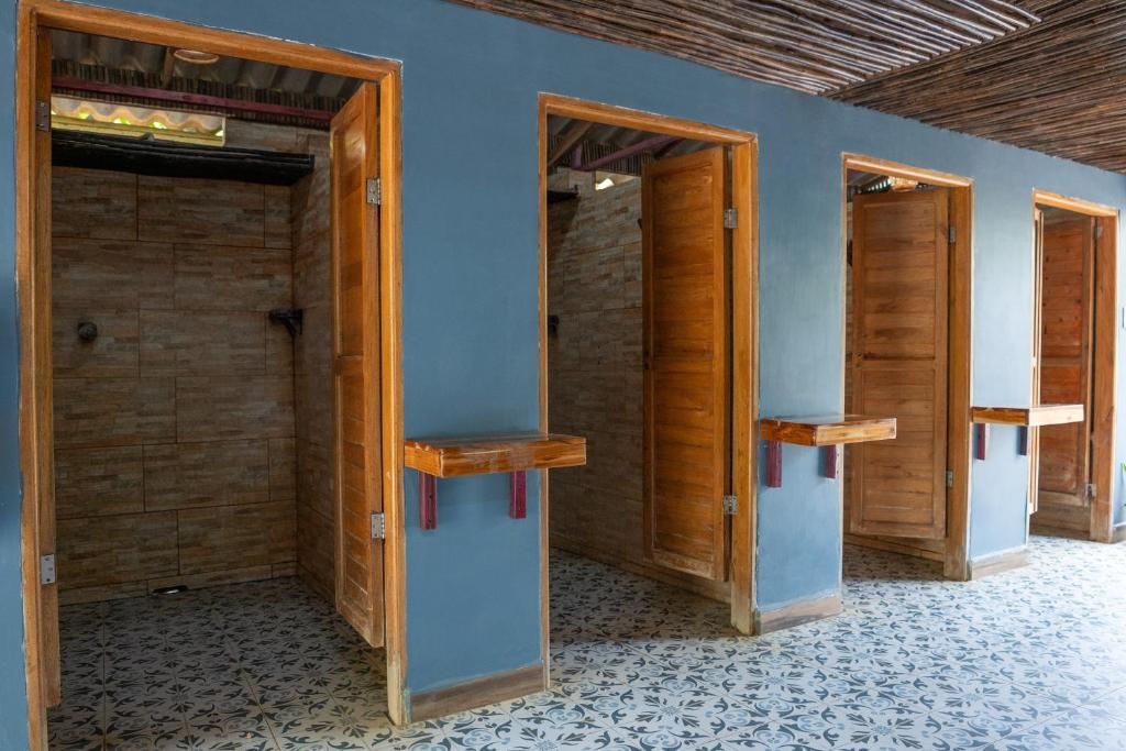 Una habitación con puertas de madera y piso de baldosas.