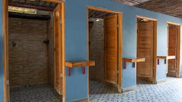 Una habitación con puertas de madera y piso de baldosas.