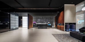 Un área de recepción moderna con un mostrador central, un espacio de asientos y una recepción.