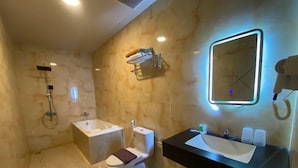 Ein modernes Badezimmer mit Badewanne, Toilette und Waschtisch.