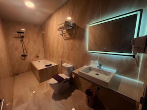 Une salle de bain moderne avec une baignoire, des toilettes et un lavabo.