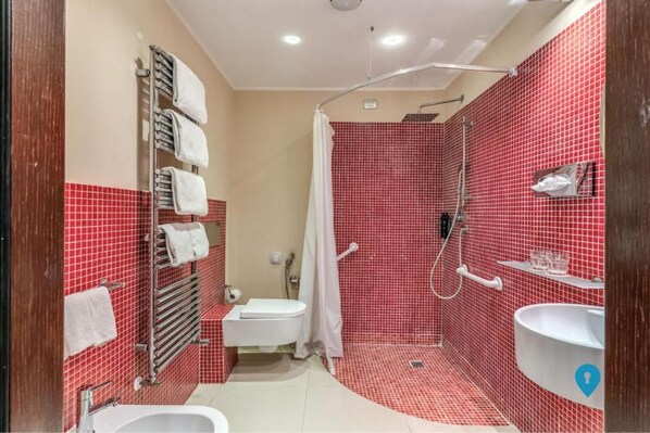 A bathroom with a shower, toilet, and sink. - Triplyroomc Collection - Roma Piazza Repubblica (Rome)