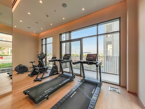 Ein Fitnessstudio mit Laufbändern, Ergometer und Rudergerät.