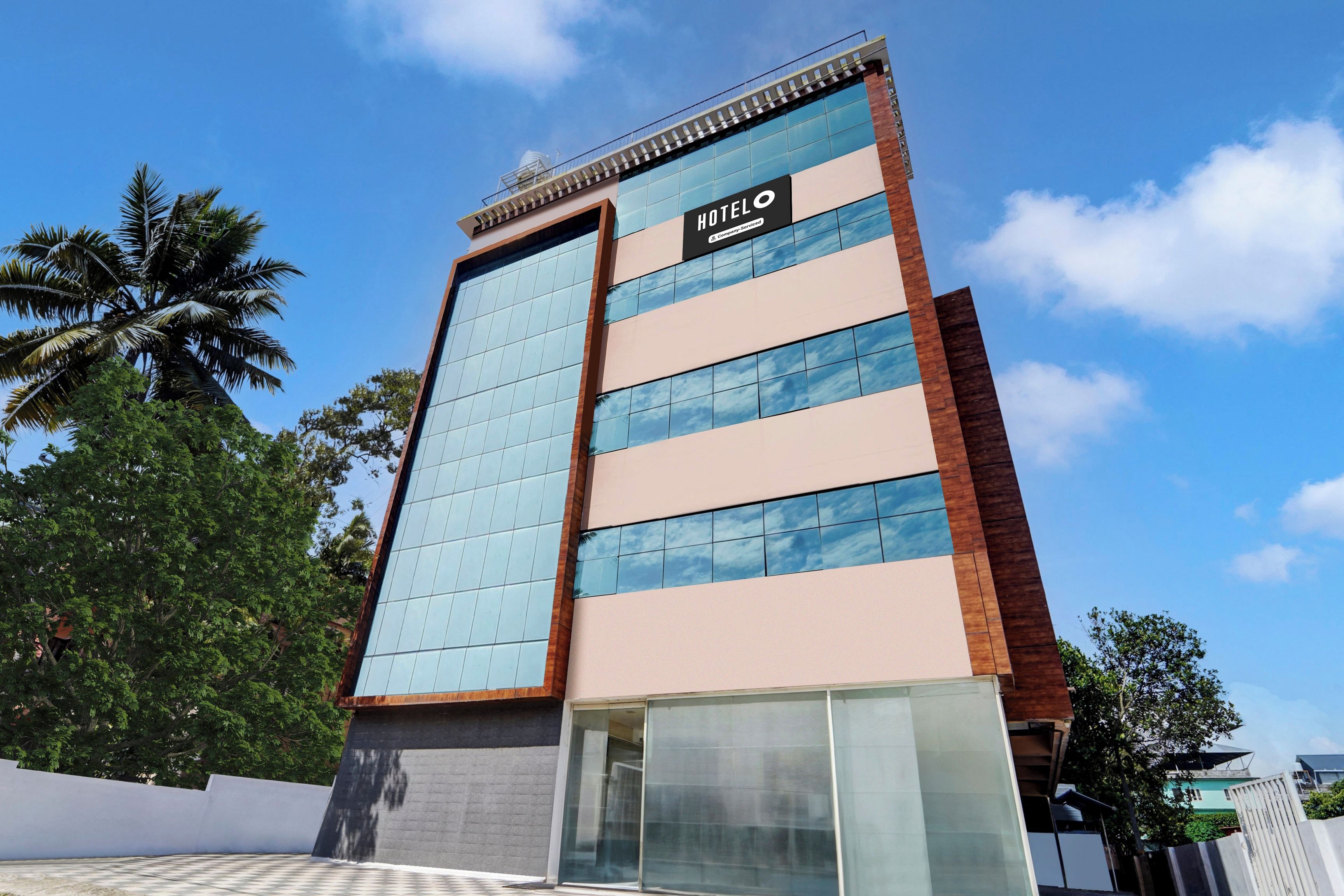 Un moderno edificio de hotel con un llamativo letrero que dice 'HOTEL' en la fachada.