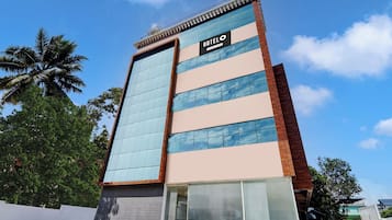 Un moderno edificio de hotel con un llamativo letrero que dice 'HOTEL' en la fachada.