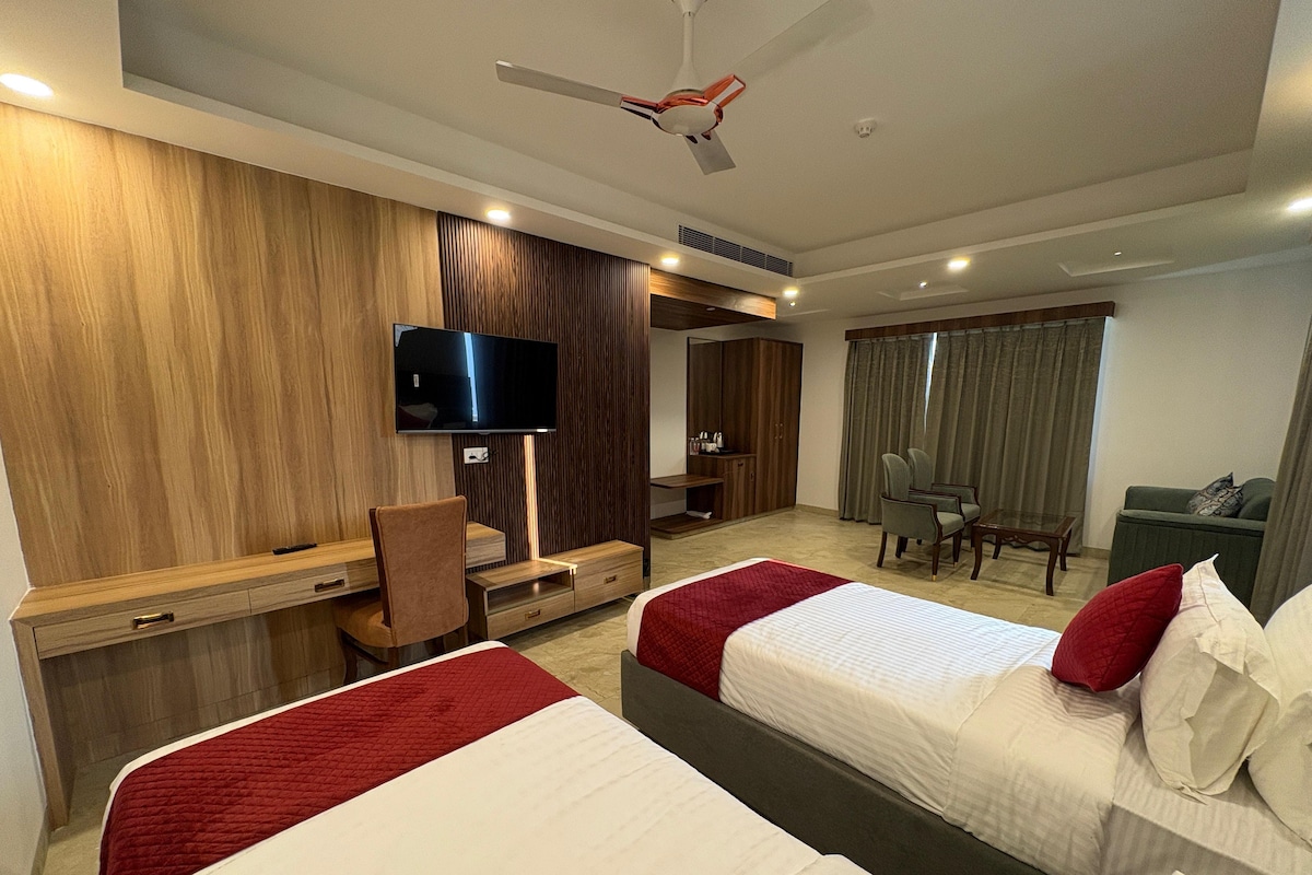 Phòng đôi hoặc 2 giường đơn Deluxe, quang cảnh thành phố | Bàn, khu vực làm việc phù hợp cho laptop, phòng cách âm 