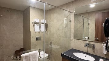 Deluxe Double Room, City View | Bathroom