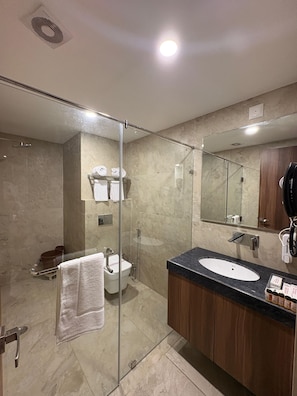 Phòng đôi Deluxe, quang cảnh thành phố | Phòng tắm | Buồng tắm vòi sen, máy sấy tóc, dép đi trong nhà, khăn tắm 