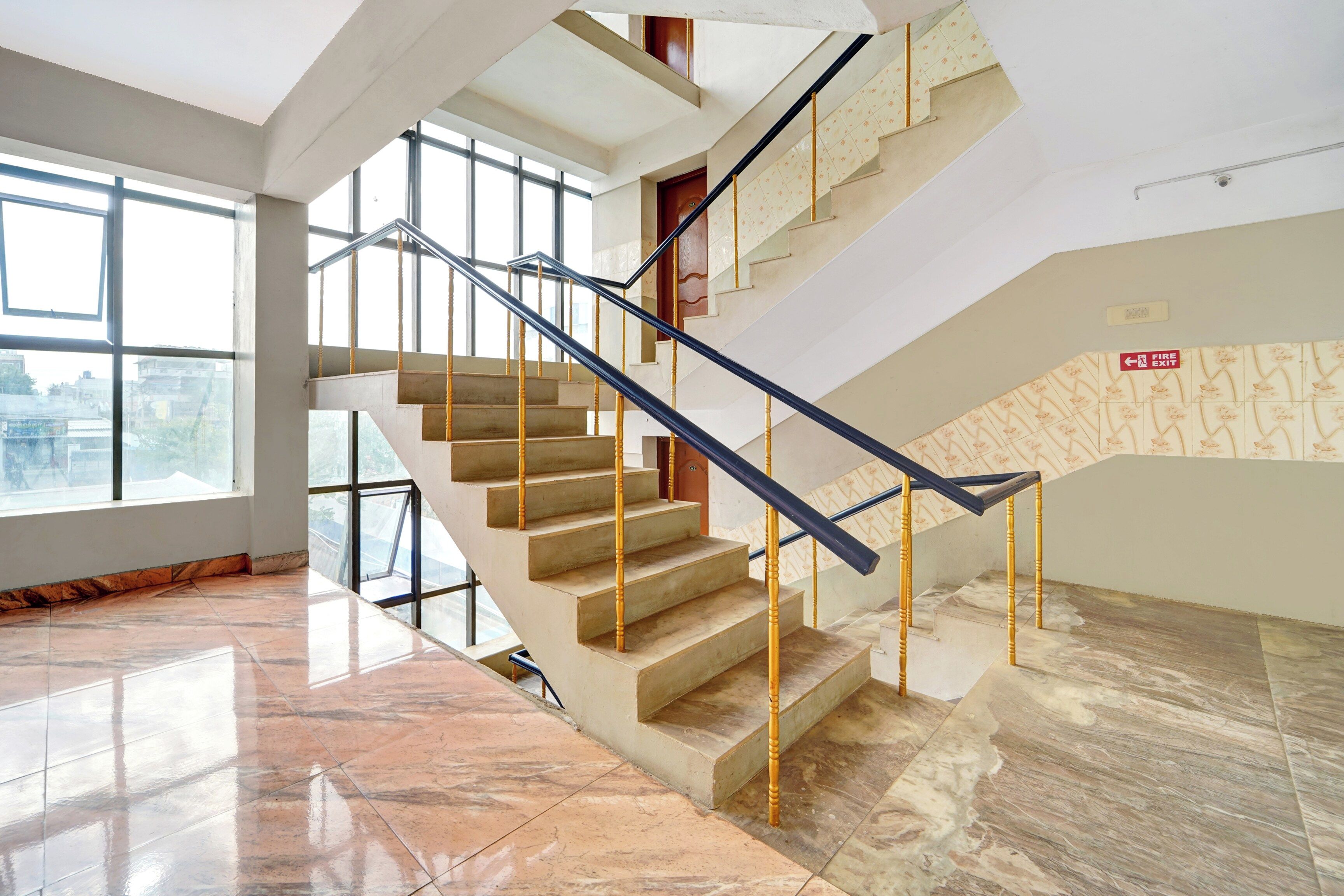 Una escalera con barandilla que conduce a un piso superior.
