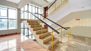 Una escalera con barandilla que conduce a un piso superior.