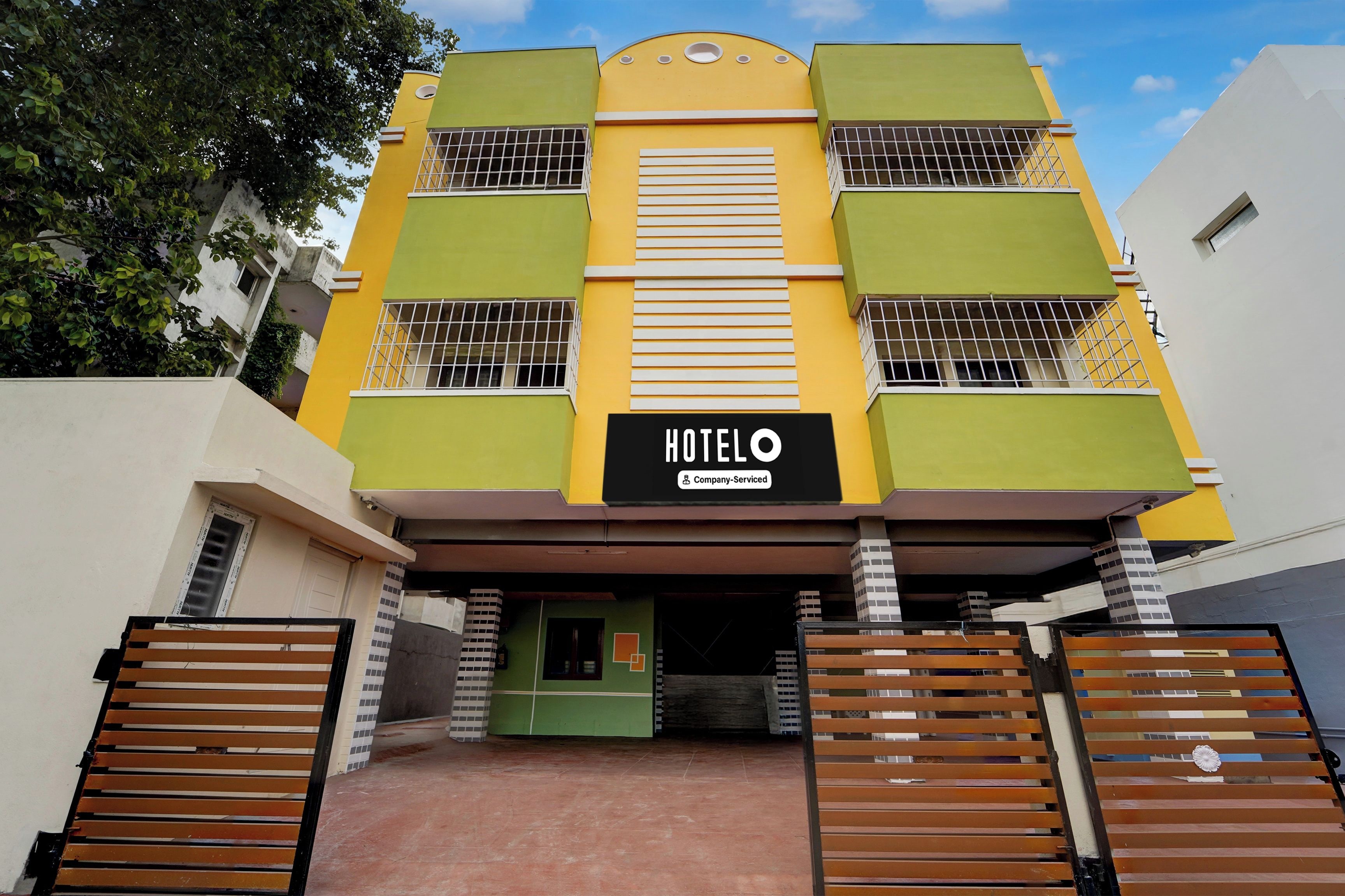 Hotel con señalización que indica servicio para empresa.