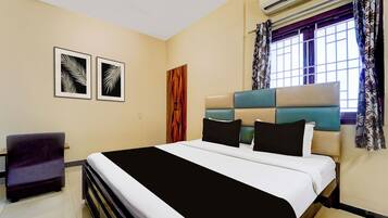 Classic Room | Desk, WiFi (free), bed sheets