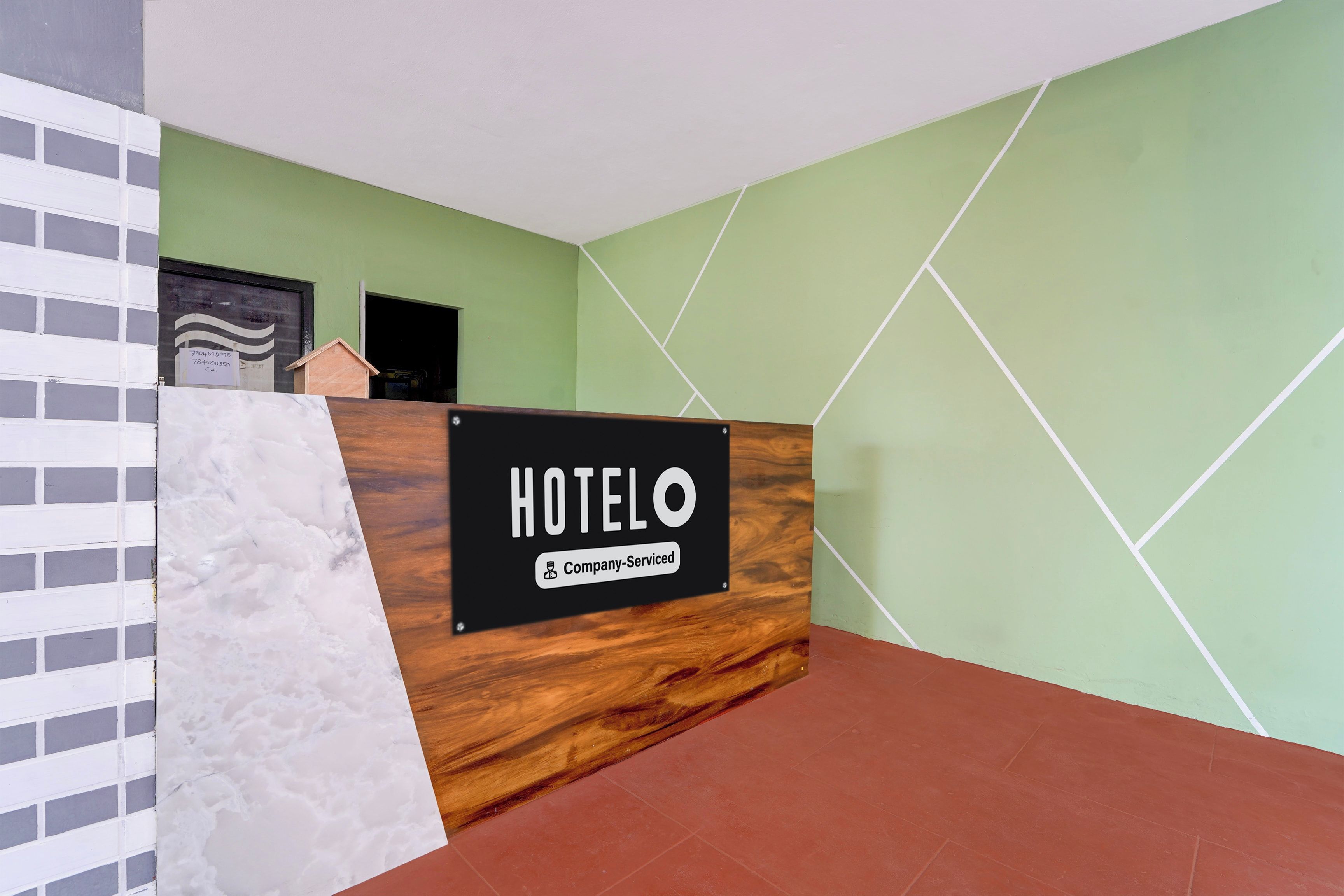Una recepción con un letrero que dice 'HOTEL Company-Serviced'.