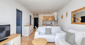 A modern apartment with a living room, kitchen, and dining area. - Three bedroom apartment with sea view (Calella de Palafrugell)
