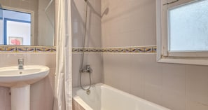 A bathroom with a bathtub, a shower, and a sink. - Two-bedroom apartment with sea views (Calella de Palafrugell)