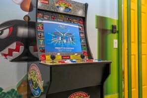 En gammal arkadmaskin med en skärm som visar ett slagsmålsspel.
