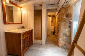 A narrow hallway with a wooden vanity and a stone wall. - Charming house with a pool, magnificent views of the valley and Beynac Castle (Beynac-et-Cazenac)