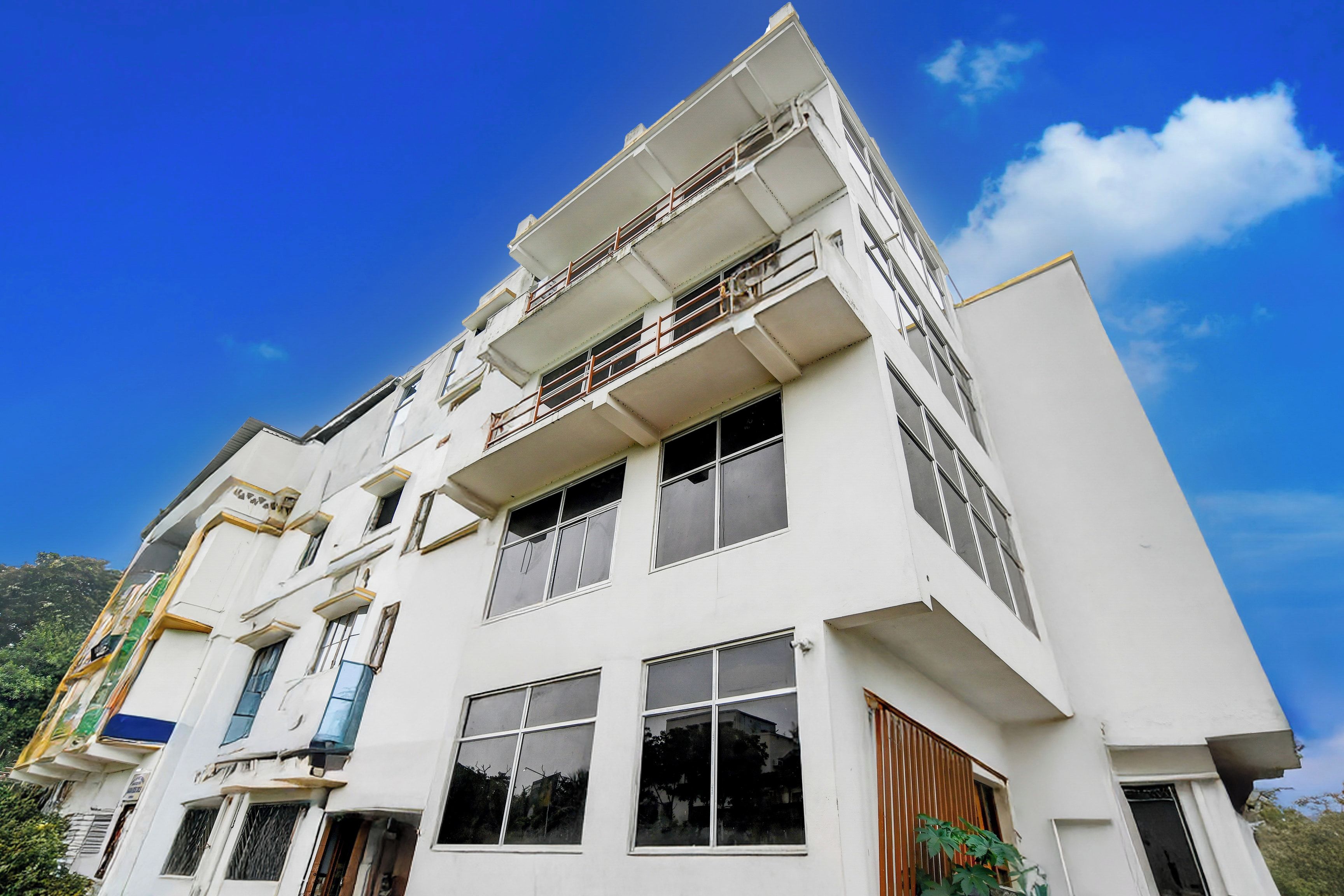 Un edificio de varios pisos con balcones y ventanas amplias.