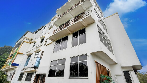 Un edificio a più piani con balconi e ampie finestre.