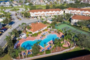 Zona residencial con piscina, cancha de tenis y varias casas.