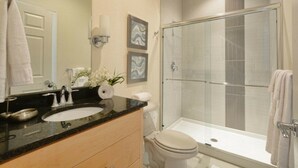 Ein Badezimmer mit Waschbecken, Toilette und Dusche.