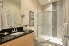 A bathroom with a sink, toilet, and shower. - 3BR townhouse near Disney | Private pool (Clermont)
