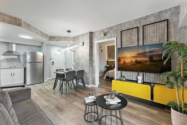 Un espacio habitable moderno con cocina, comedor y zona de estar.