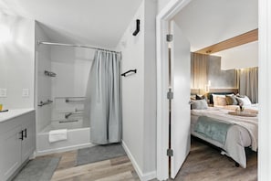 Un baño moderno con ducha, inodoro y lavamanos.
