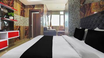 Un dormitorio moderno con una cama grande, un escritorio y una silla.