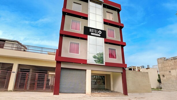 A multi-story hotel with a sign indicating it is company-serviced. - Super Hotel O by OYO Fountain Chowk (Chandigarh)
