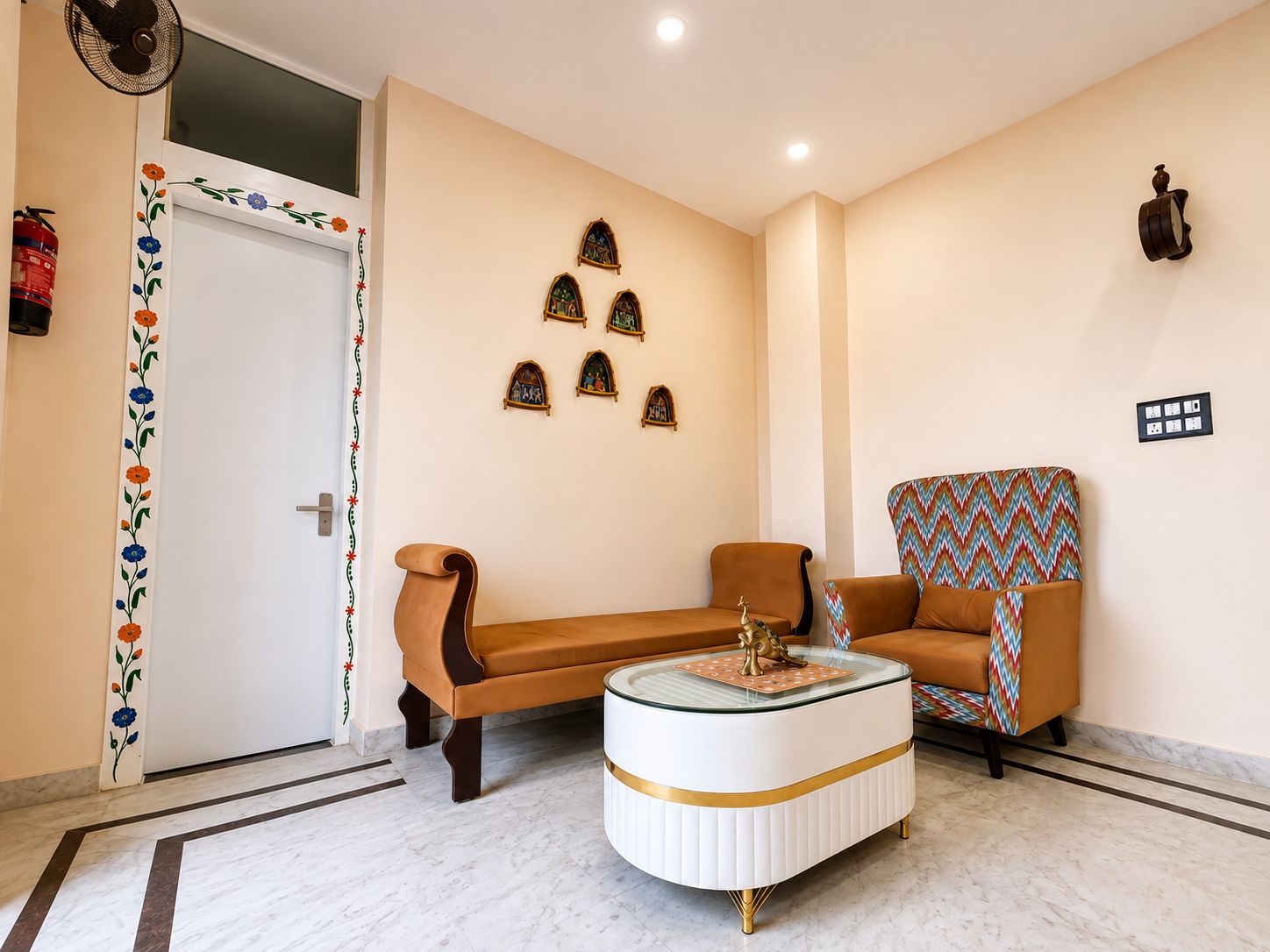 Una sala de estar con sofá, sillón y una mesita de centro.