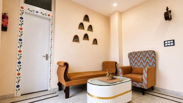 Una sala de estar con sofá, sillón y una mesita de centro.