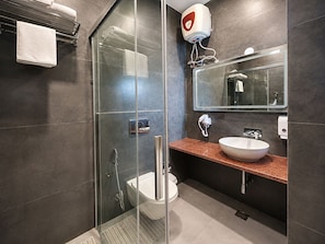 Phòng đôi Deluxe | Phòng tắm | Buồng tắm vòi sen, máy sấy tóc, khăn tắm, dầu gội 