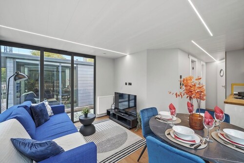 Unique Water Lodges in London - Roof Terrace