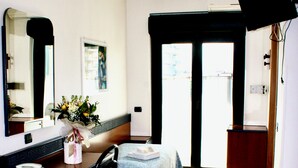 In-room safe, free WiFi - Hotel Tassoni Maison (Alba Adriatica)