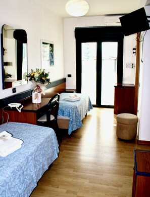 Habitació doble o amb dos llits individuals econòmica, vistes a la piscina | Caixa forta a l'habitació i wifi gratuïta 