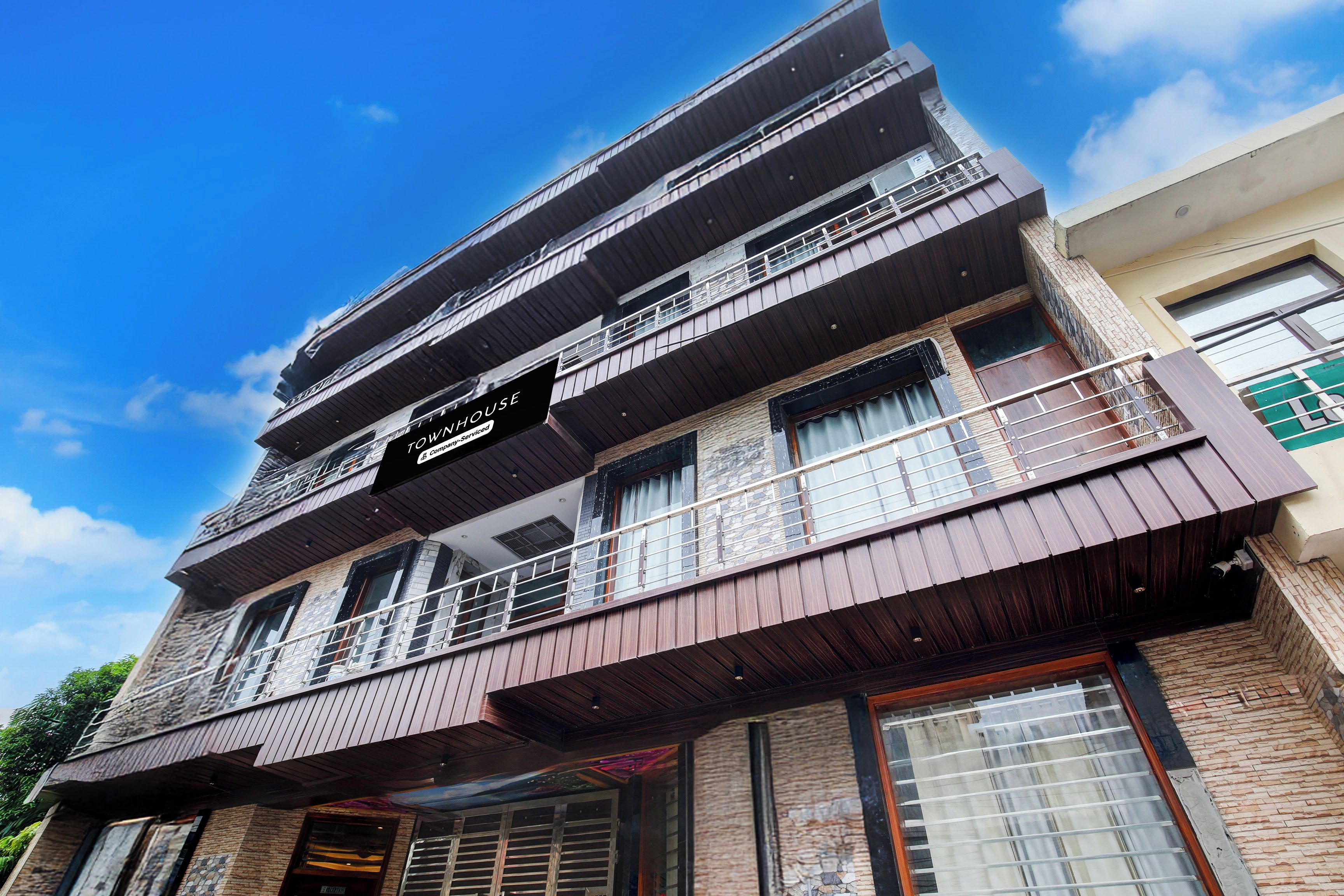 Un edificio de varios pisos con un letrero que indica que es una propiedad de servicios para empresas.