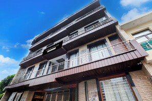 Un edificio de varios pisos con un letrero que indica que es una propiedad de servicios para empresas.