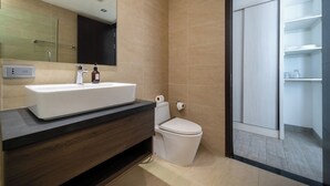 Doccia, asciugacapelli, asciugamani, sapone