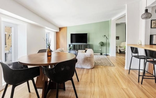 Unclassified image, 1 of 9, button - Bohemian Loft-Style Condo (Saint-Jean-Baptiste) (Québec)