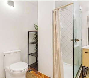 Bathroom - Bohemian Loft-Style Condo (Saint-Jean-Baptiste) (Québec)