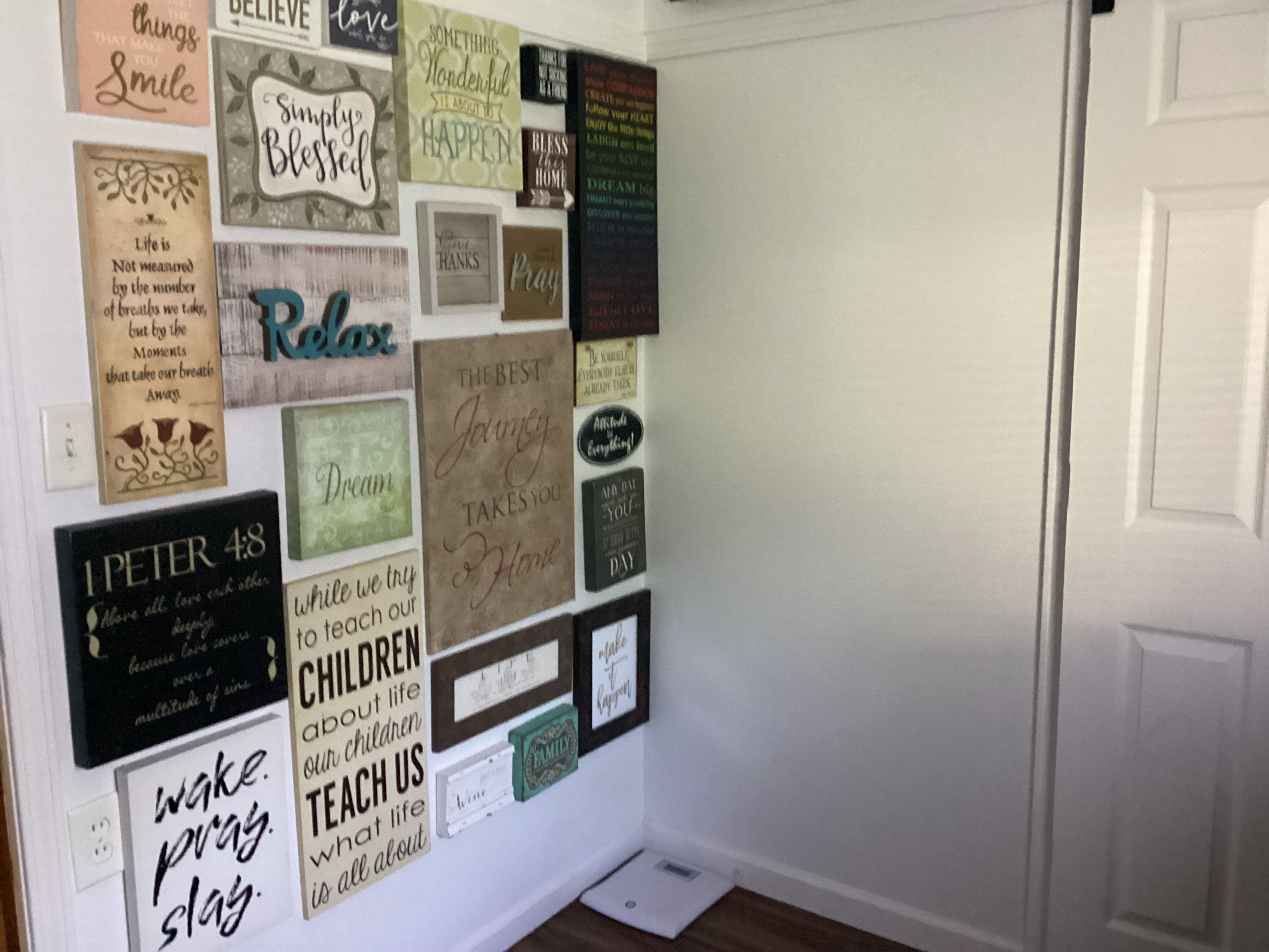 Una parete decorata con diverse citazioni e frasi motivazionali.