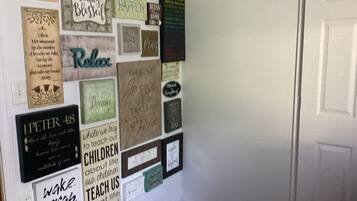 Una parete decorata con diverse citazioni e frasi motivazionali.