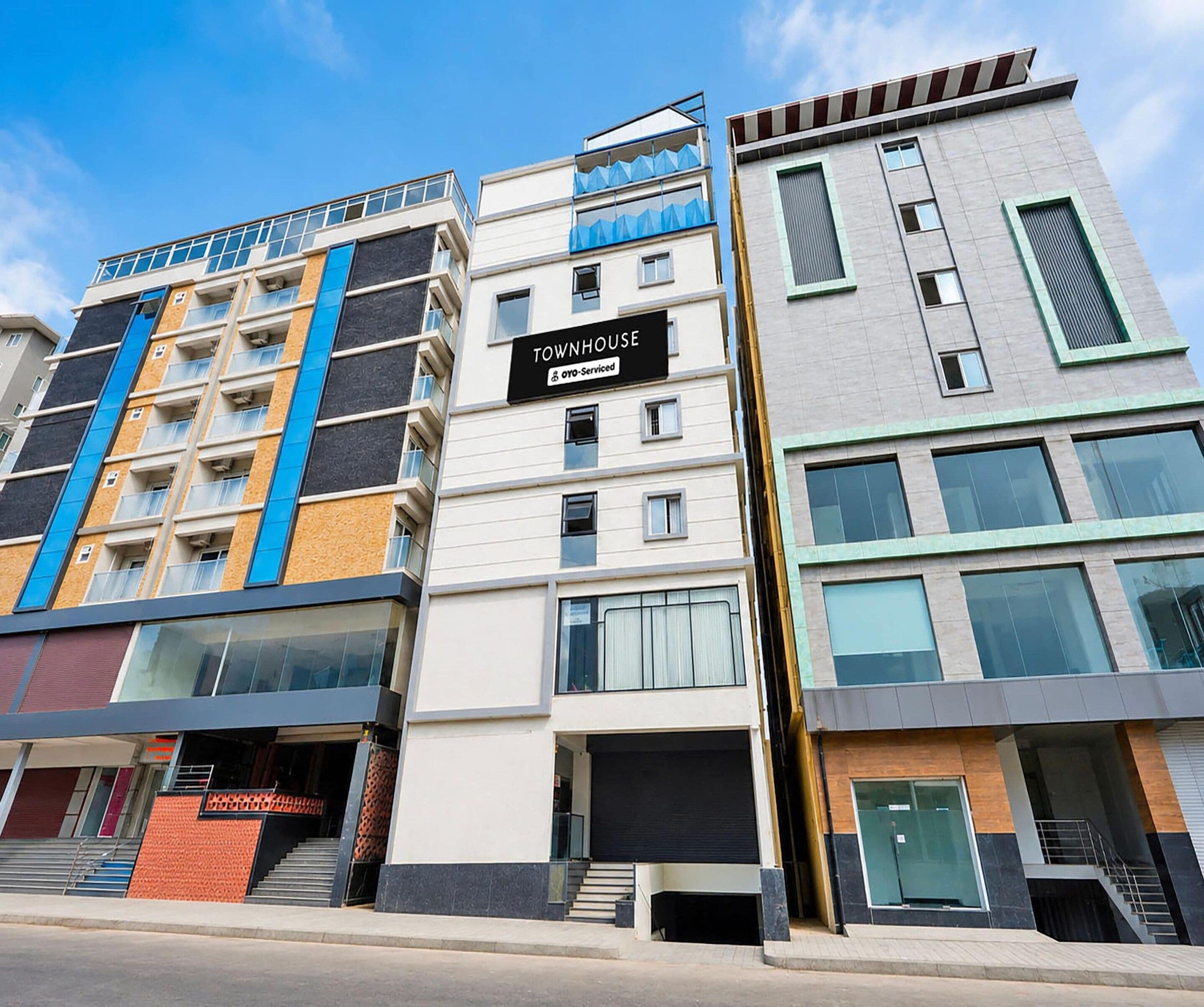 Un immeuble à plusieurs étages portant une enseigne indiquant « RÉSIDENCE » ou « IMMEUBLE D’HABITATION ».