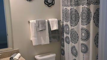 Kamar Deluks | Kamar mandi | Perlengkapan mandi gratis, pengering rambut, handuk, dan sabun