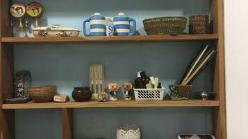 Une bibliothèque contenant divers livres, des objets de décoration et des boîtes de rangement.